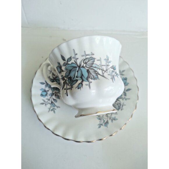 Vintage ROYAL ALBERT BLUE ROSE TRELLIS Tea Cup & Saucer Set - Picture 11 of 12